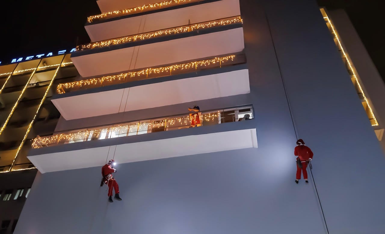 Το νοσοκομείο Μεταξά φωταγωγήθηκε – Ένα μήνυμα φροντίδας, ελπίδας και προοπτικής