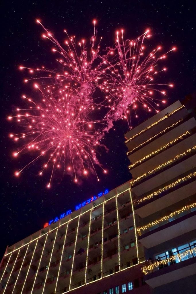 Το νοσοκομείο Μεταξά φωταγωγήθηκε – Ένα μήνυμα φροντίδας, ελπίδας και προοπτικής