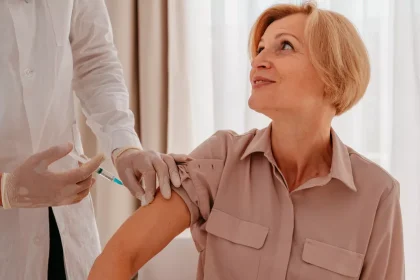 Το εμβόλιο που προστατεύει από την άνοια – Μειώνει κατά 20% τον κίνδυνο σε μια επταετία