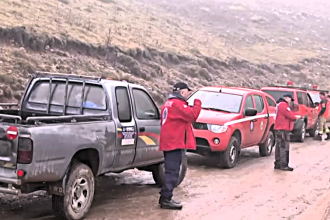 Τραγωδία στα Βαρδούσια: Eντοπίστηκαν χωρίς τις αισθήσεις τους οι τρεις ορειβάτες και μία γυναίκα κάτω από χιονοστιβάδα