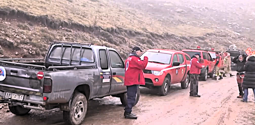Τραγωδία στα Βαρδούσια: Eντοπίστηκαν χωρίς τις αισθήσεις τους οι τρεις ορειβάτες και μία γυναίκα κάτω από χιονοστιβάδα
