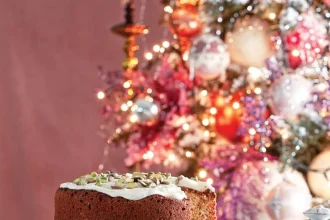 Βασιλόπιτα κέικ με φιστίκια και γλάσο λευκής σοκολάτας