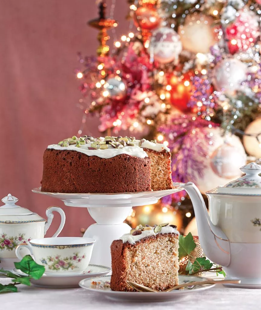 Βασιλόπιτα κέικ με φιστίκια και γλάσο λευκής σοκολάτας