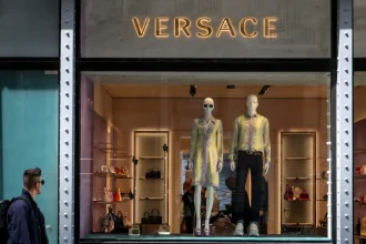 Η Prada αγόρασε την Versace μετά από πολύμηνες διαπραγματεύσεις