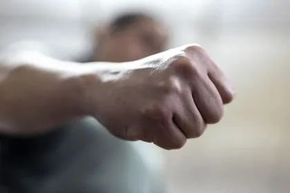 Πάτρα: Έσπασαν στο ξύλο 15χρονο έξω από το σχολείο του