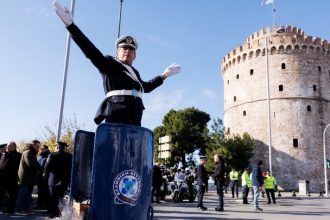 Μια εικόνα από το παρελθόν - ο ιστορικός τροχονόμος στο βαρέλι του, στον Λευκό Πύργο