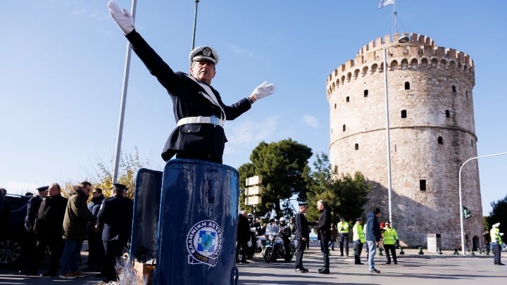 Μια εικόνα από το παρελθόν - ο ιστορικός τροχονόμος στο βαρέλι του, στον Λευκό Πύργο