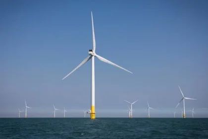 ΗΠΑ: Αναστέλλονται οι άδειες κατασκευής πέντε θαλάσσιων αιολικών πάρκων γιατί συνιστούν «απειλή για την εθνική ασφάλεια»
