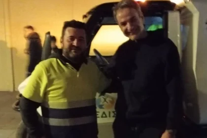 Στα Χανιά ο Κυριάκος Μητσοτάκης: Η φωτογραφία με εργαζόμενο στην καθαριότητα
