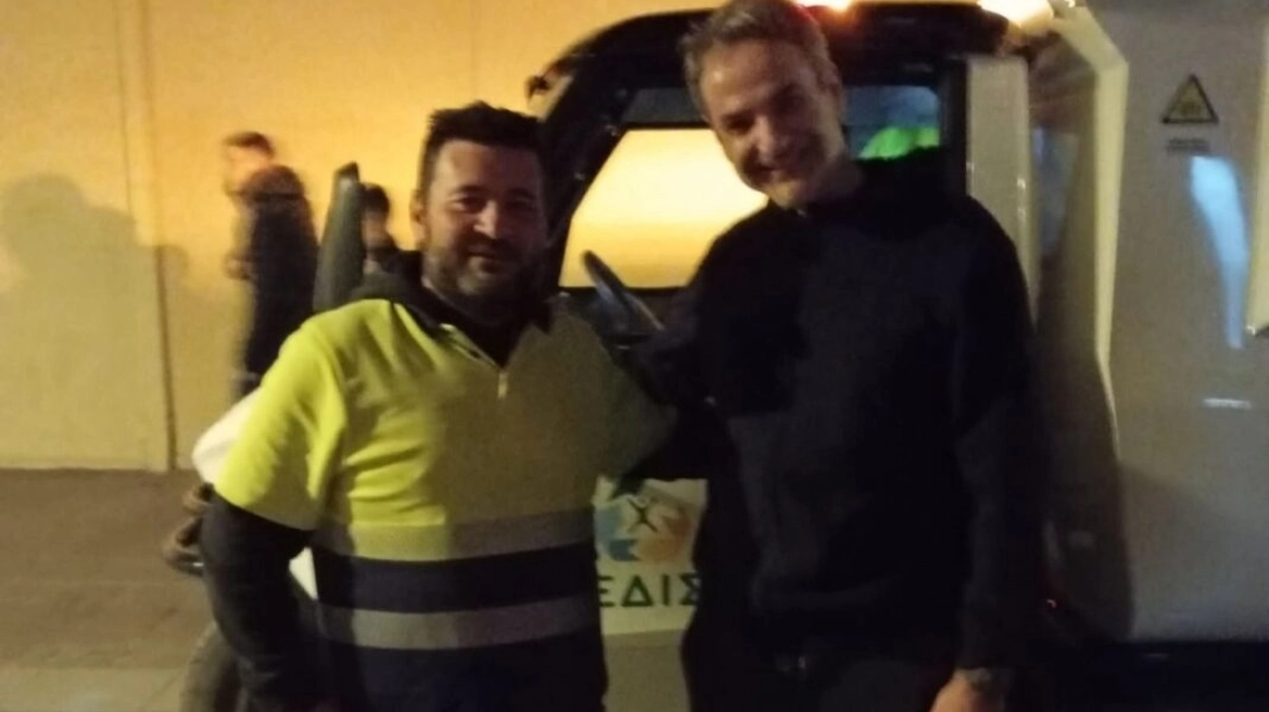 Στα Χανιά ο Κυριάκος Μητσοτάκης: Η φωτογραφία με εργαζόμενο στην καθαριότητα