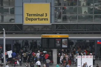 Συναγερμός στο αεροδρόμιο Χίθροου: Ένοπλοι αστυνομικοί απέκλεισαν τερματικό σταθμό