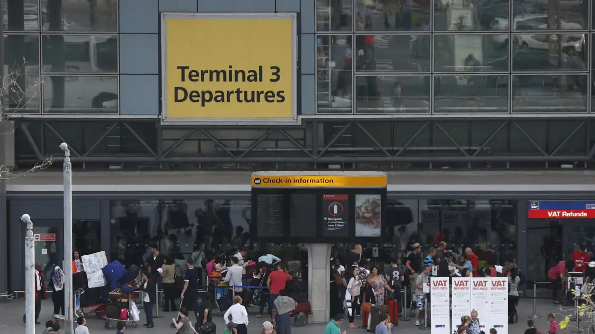 Συναγερμός στο αεροδρόμιο Χίθροου: Ένοπλοι αστυνομικοί απέκλεισαν τερματικό σταθμό