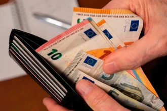 Μειώσεις φόρων και νέες αυξήσεις μισθών φέρνει το 2026, τι αλλάζει για μισθωτούς και συνταξιούχους - ΔΕΙΤΕ ΑΝΑΛΥΤΙΚΑ