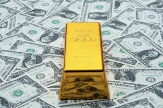 Σε υψηλό 6 εβδομάδων ο χρυσός, υποχωρεί το δολάριο