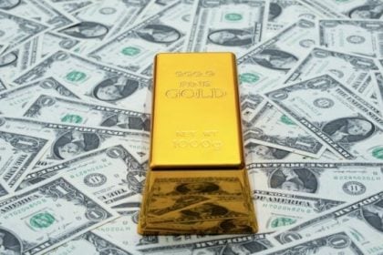 Σε υψηλό 6 εβδομάδων ο χρυσός, υποχωρεί το δολάριο