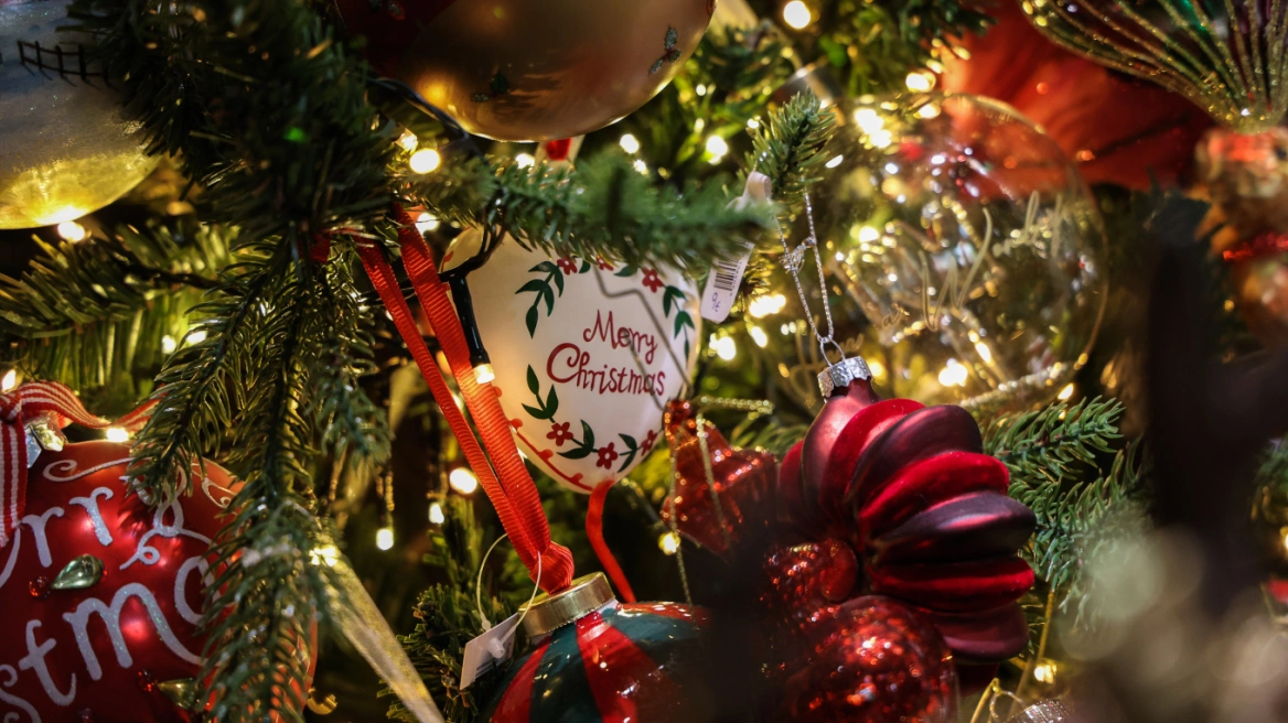 Πότε ξεκινά το εορταστικό ωράριο των Χριστουγέννων, ποιες Κυριακές θα είναι ανοιχτά τα καταστήματα