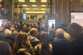 Live: Όλος ο ΣΥΡΙΖΑ, νυν και πρώην, στο κατάμεστο «Παλλάς» για το βιβλίο του Αλέξη Τσίπρα