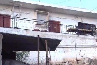 Οικογενειακή τραγωδία στο Κερατσίνι: Ηλικιωμένοι δεν άντεξαν την απώλεια του γιου τους και πέθαναν πλάι - πλάι στο μπαλκόνι