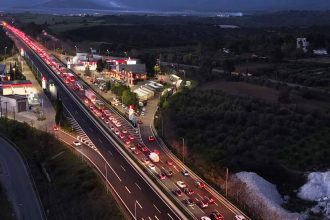 Αγροτικά μπλόκα - Χριστουγεννιάτικη έξοδος μετ’ εμποδίων: Ποια τμήματα έχουν ανοίξει και πού χτυπάει κόκκινο η ταλαιπωρία των ταξιδιωτών στις Εθνικές Οδούς