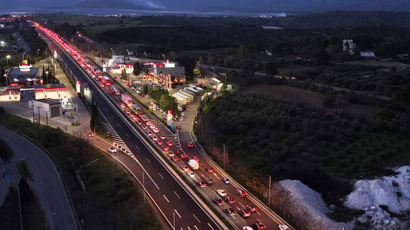 Αγροτικά μπλόκα - Χριστουγεννιάτικη έξοδος μετ’ εμποδίων: Ποια τμήματα έχουν ανοίξει και πού χτυπάει κόκκινο η ταλαιπωρία των ταξιδιωτών στις Εθνικές Οδούς