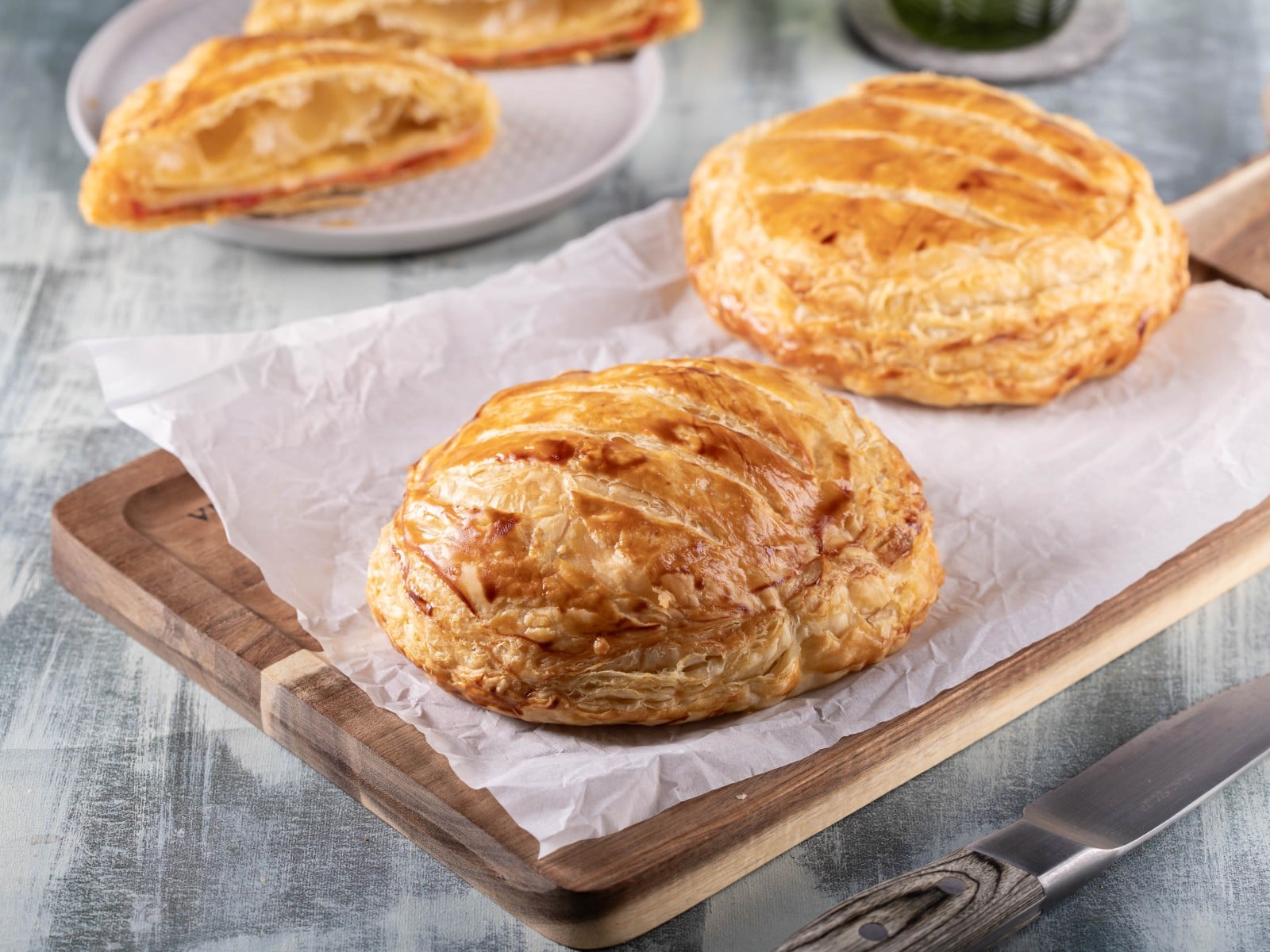 Ζαμπονοτυρόπιτα με σάλτσα