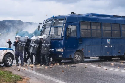 Επεισόδια στην Κρήτη: Ταυτοποιήθηκαν οι αγρότες που τραυμάτισαν αστυνομικούς - Διώκονται για εγκληματική οργάνωση