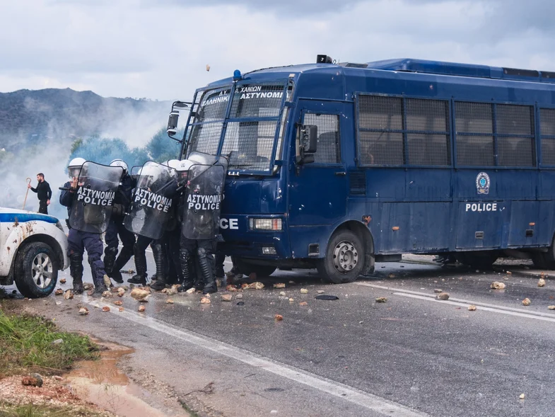 Επεισόδια στην Κρήτη: Ταυτοποιήθηκαν οι αγρότες που τραυμάτισαν αστυνομικούς - Διώκονται για εγκληματική οργάνωση