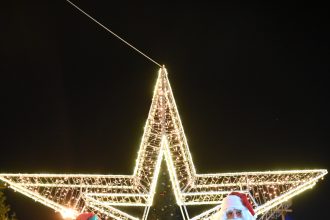 Ανεπανάληπτη γιορτινή ατμόσφαιρα και λάμψη στο άναμμα του Χριστουγεννιάτικου Δέντρου του Δήμου Δυτικής Αχαΐας