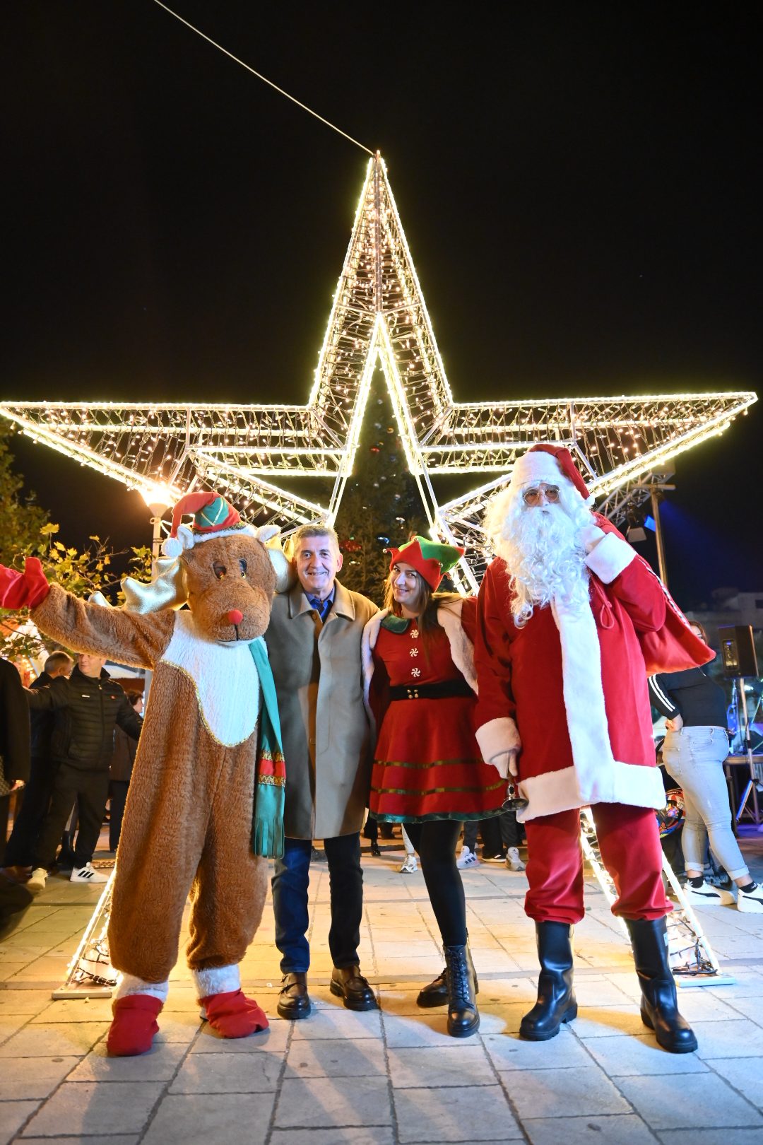 Ανεπανάληπτη γιορτινή ατμόσφαιρα και λάμψη στο άναμμα του Χριστουγεννιάτικου Δέντρου του Δήμου Δυτικής Αχαΐας