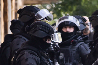 Καλύβια: Συνελήφθη ύποπτος με καλάσνικοφ και πιστόλια σε κλεμμένο ΙΧ από το ελληνικό FBI – Οι φόβοι για μεγάλο χτύπημα