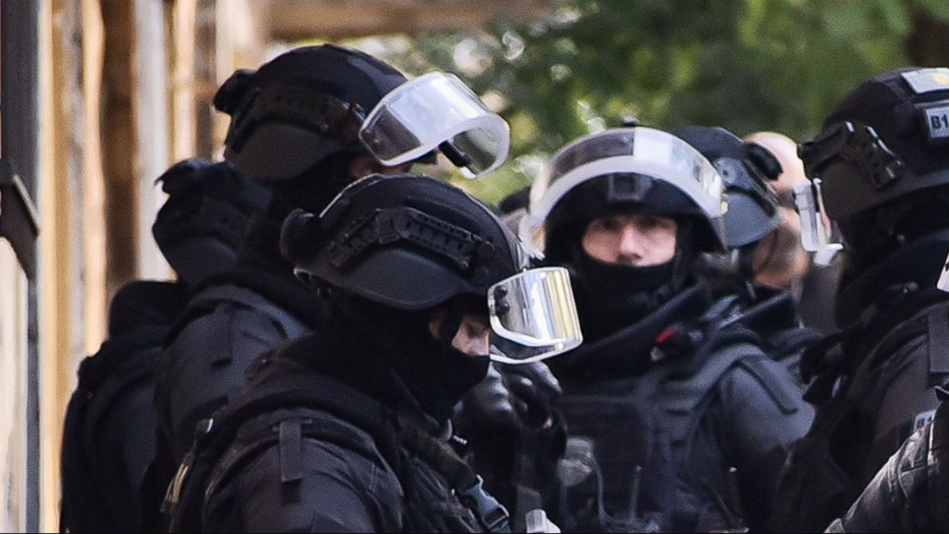 Καλύβια: Συνελήφθη ύποπτος με καλάσνικοφ και πιστόλια σε κλεμμένο ΙΧ από το ελληνικό FBI – Οι φόβοι για μεγάλο χτύπημα