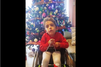 Ο Παναγιώτης Ραφαήλ λέει τα κάλαντα των Χριστουγέννων!