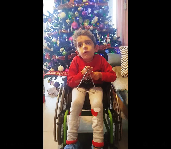 Ο Παναγιώτης Ραφαήλ λέει τα κάλαντα των Χριστουγέννων!