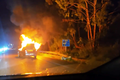 Πάτρα: Αυτοκίνητο τυλίχτηκε στις φλόγες - Πρόλαβε και βγήκε ο οδηγός (ΦΩΤΟ)