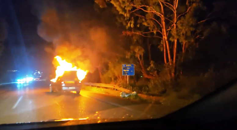 Πάτρα: Αυτοκίνητο τυλίχτηκε στις φλόγες - Πρόλαβε και βγήκε ο οδηγός (ΦΩΤΟ)
