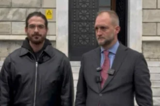 Ελεύθερος ο Μουγκοπέτρος μετά τη μήνυση της συζύγου του για ενδοοικογενειακή απειλή: ''Συγγνώμη στα παιδάκια μου, δεν έχω να πω τίποτα για τη μητέρα τους'' δήλωσε ο καλλιτέχνης