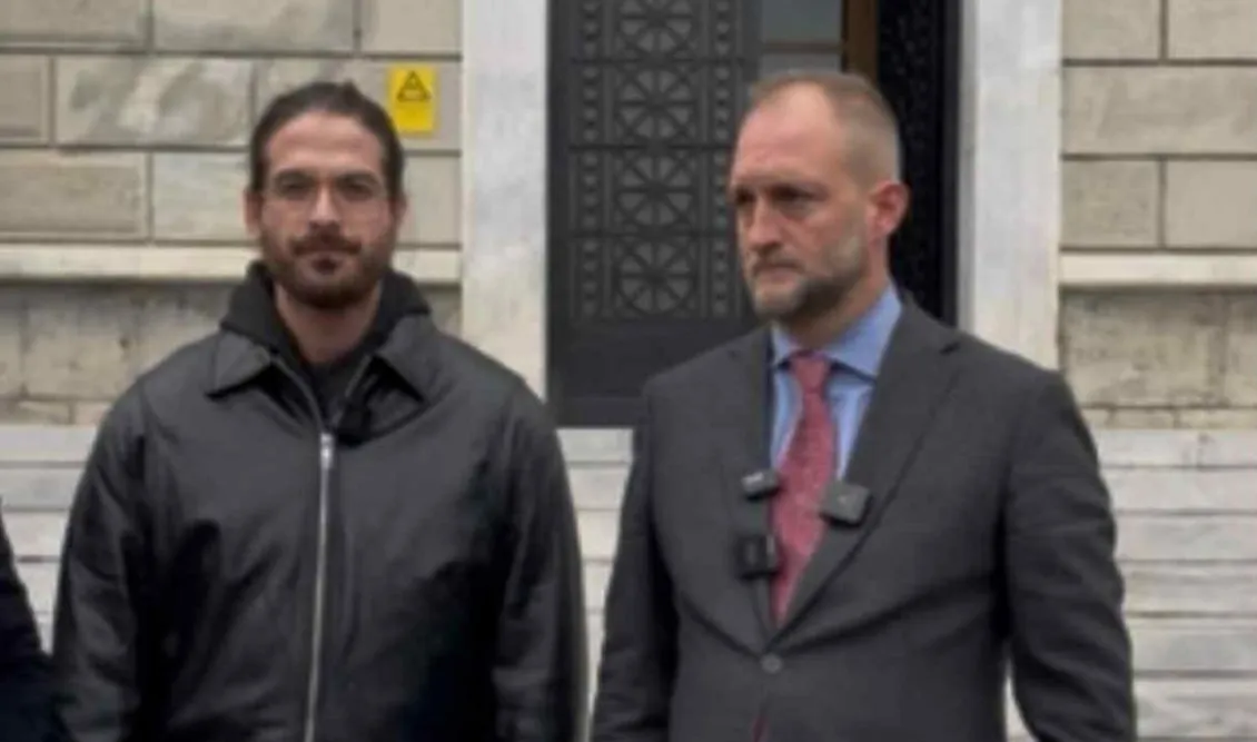 Ελεύθερος ο Μουγκοπέτρος μετά τη μήνυση της συζύγου του για ενδοοικογενειακή απειλή: ''Συγγνώμη στα παιδάκια μου, δεν έχω να πω τίποτα για τη μητέρα τους'' δήλωσε ο καλλιτέχνης