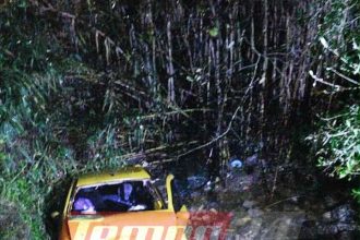 Τραγωδία με μία νεκρή στην Κέρκυρα: Μητέρα και κόρη έπεσαν με το αυτοκίνητό τους σε ποτάμι (ΦΩΤΟ)