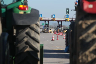 Οι αγρότες χαλαρώνουν τα μπλόκα για τους εκδρομείς της Πρωτοχρονιάς