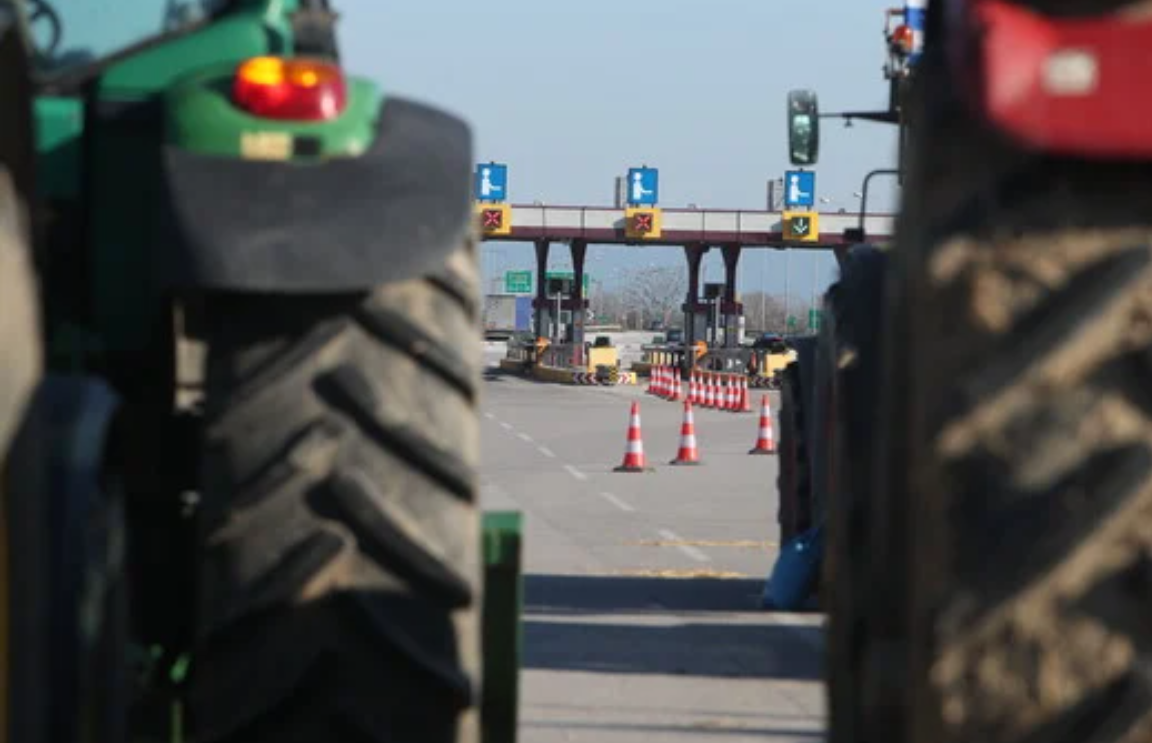 Οι αγρότες χαλαρώνουν τα μπλόκα για τους εκδρομείς της Πρωτοχρονιάς