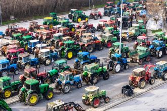 To plan Β της κυβέρνησης εάν συνεχίσουν οι αγρότες τα μπλόκα: Σενάριο για πρόστιμα στους οδηγούς τρακτέρ