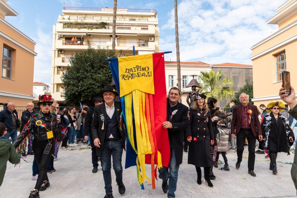 Πάτρα: Παράδοση καρναβαλικού λαβάρου στο Δημαρχείο