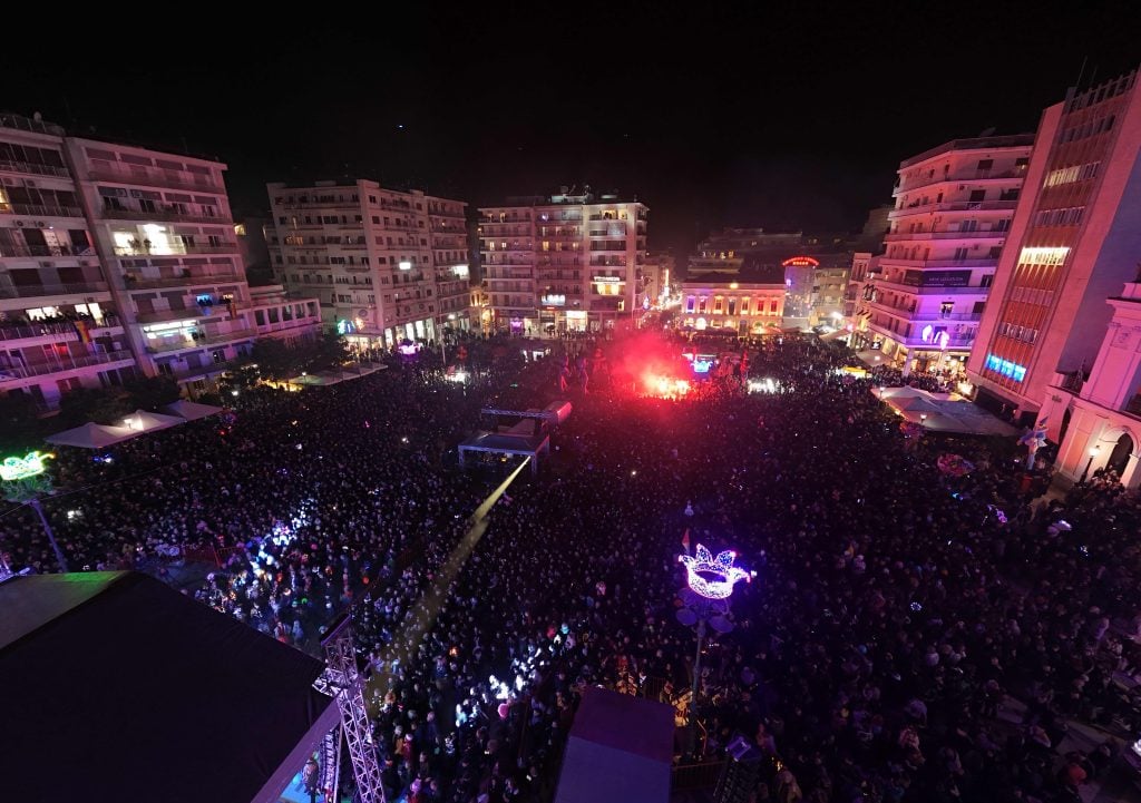 Δείτε το πλήθος που πλημμύρισε την πλ. Γεωργίου για την τελετή έναρξης του Πατρινού Καρναβαλιού 2026