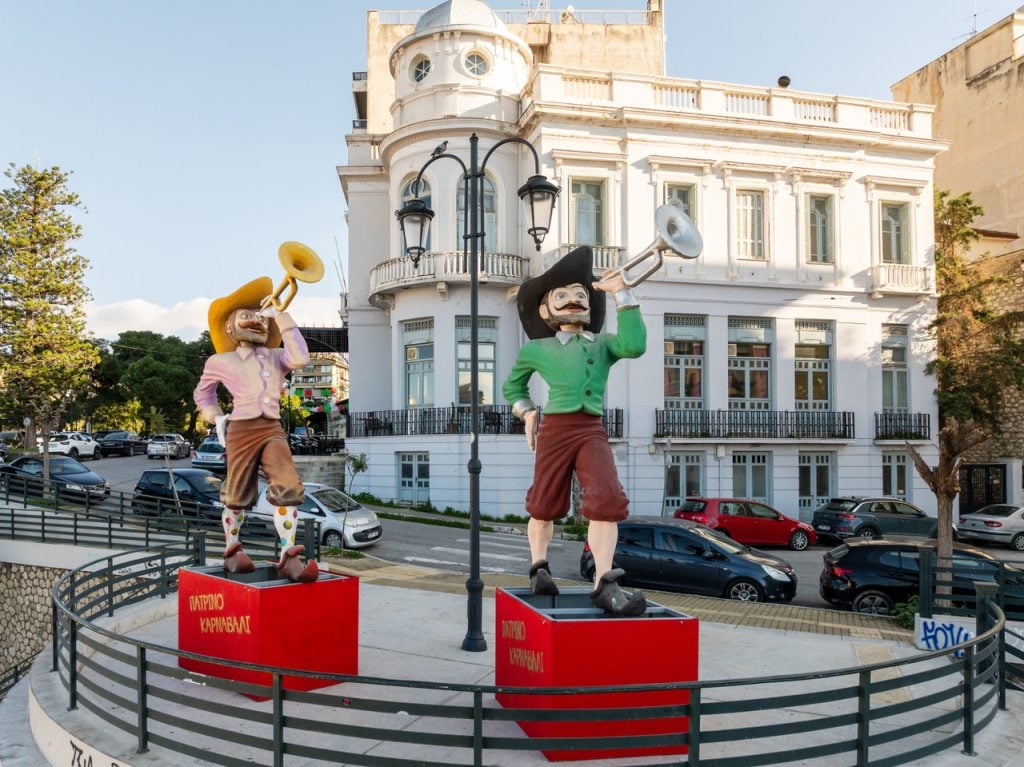 Με πυρετώδεις ρυθμούς στολίζεται καρναβαλικά η πόλη ΦΩΤΟ