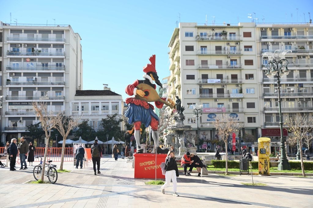 Με πυρετώδεις ρυθμούς στολίζεται καρναβαλικά η πόλη ΦΩΤΟ