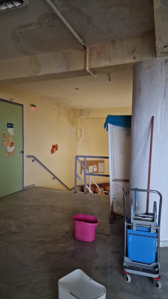  Καταγγελία: Εικόνες ντροπής στο Ίδρυμα Κωφών που στεγάζεται το Ε.Ε.Ε.Ε.Κ. Αχαΐας - Διαρροές, υγρασίες και λιμνάζοντα νερά σε χώρους όπου φοιτούν μαθητές με αναπηρία