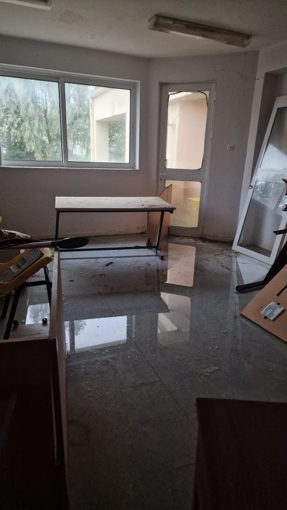  Καταγγελία: Εικόνες ντροπής στο Ίδρυμα Κωφών που στεγάζεται το Ε.Ε.Ε.Ε.Κ. Αχαΐας - Διαρροές, υγρασίες και λιμνάζοντα νερά σε χώρους όπου φοιτούν μαθητές με αναπηρία