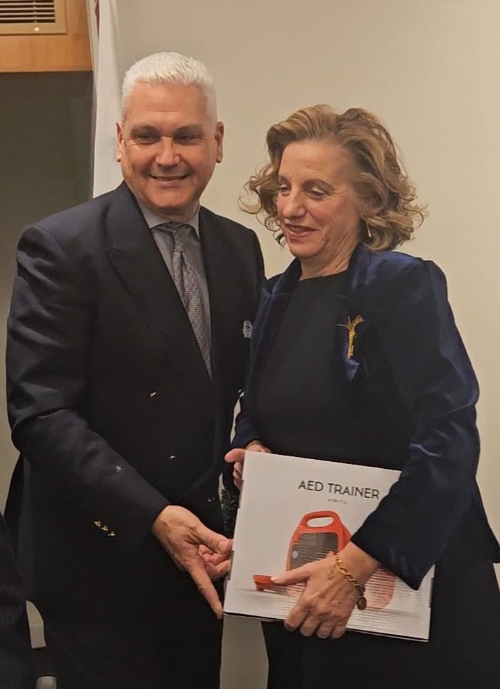 Φωκίων Ζαΐμης: «Η προσφορά εκπαιδευτικού απινιδωτή στον Ελληνικό Ερυθρό Σταυρό Παράρτημα Πάτρας από την Π.Ε. Αχαΐας είναι μια πράξη ουσιαστικής βοήθειας»