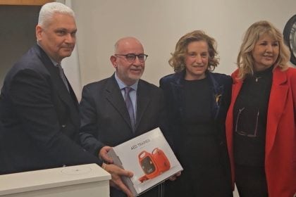 Φωκίων Ζαΐμης: «Η προσφορά εκπαιδευτικού απινιδωτή στον Ελληνικό Ερυθρό Σταυρό Παράρτημα Πάτρας από την Π.Ε. Αχαΐας είναι μια πράξη ουσιαστικής βοήθειας»