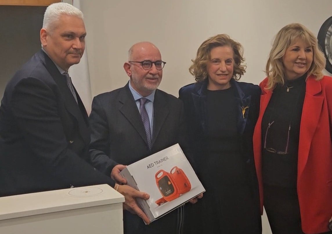 Φωκίων Ζαΐμης: «Η προσφορά εκπαιδευτικού απινιδωτή στον Ελληνικό Ερυθρό Σταυρό Παράρτημα Πάτρας από την Π.Ε. Αχαΐας είναι μια πράξη ουσιαστικής βοήθειας»